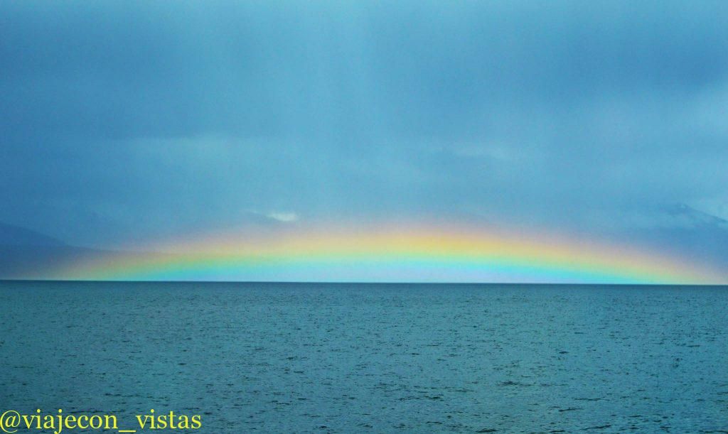 arcoiris en medio del oceano