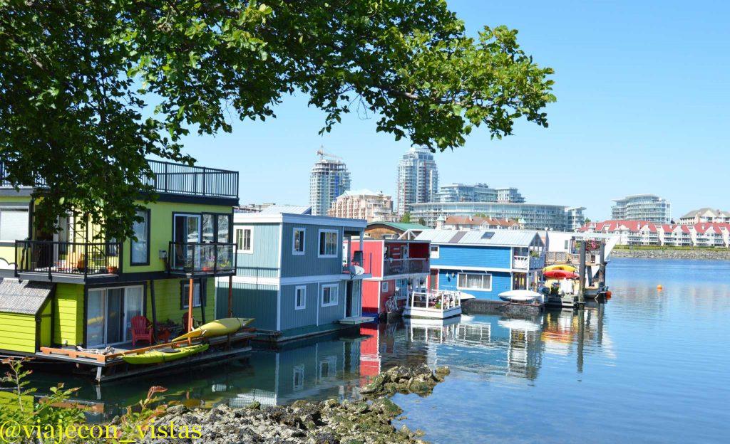 vistoso barrio pesquero en  isla victoria