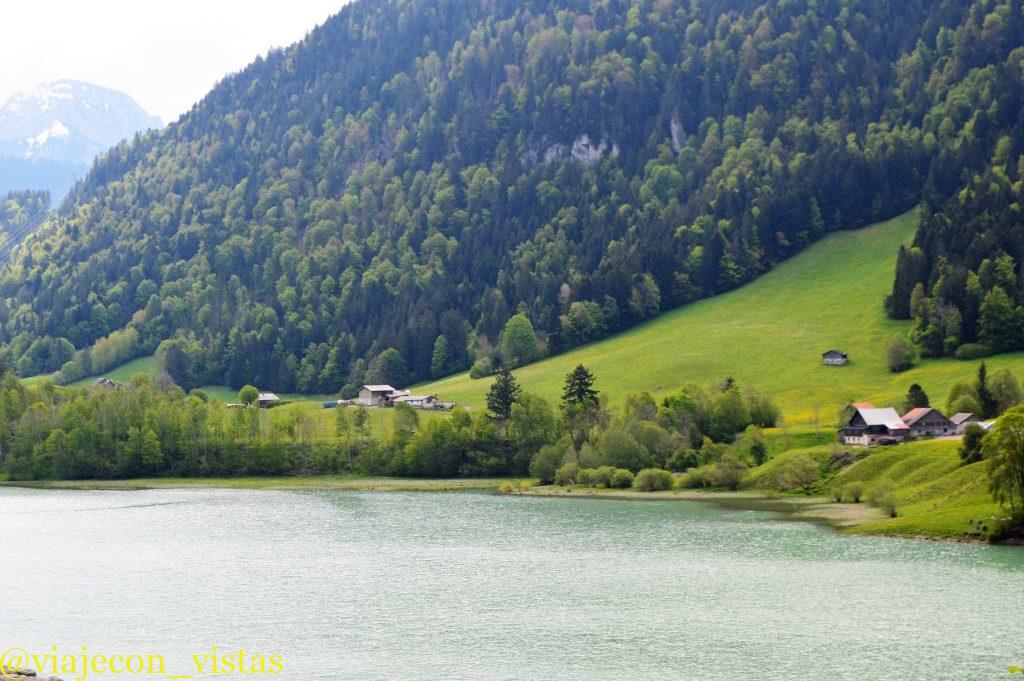 lago de montaña suiza