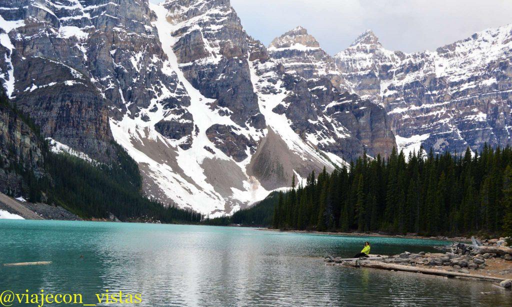 bello lago de las montañas rocosas canada