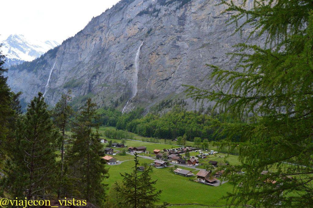 valle de lauterbrunnen con cascadas suizas