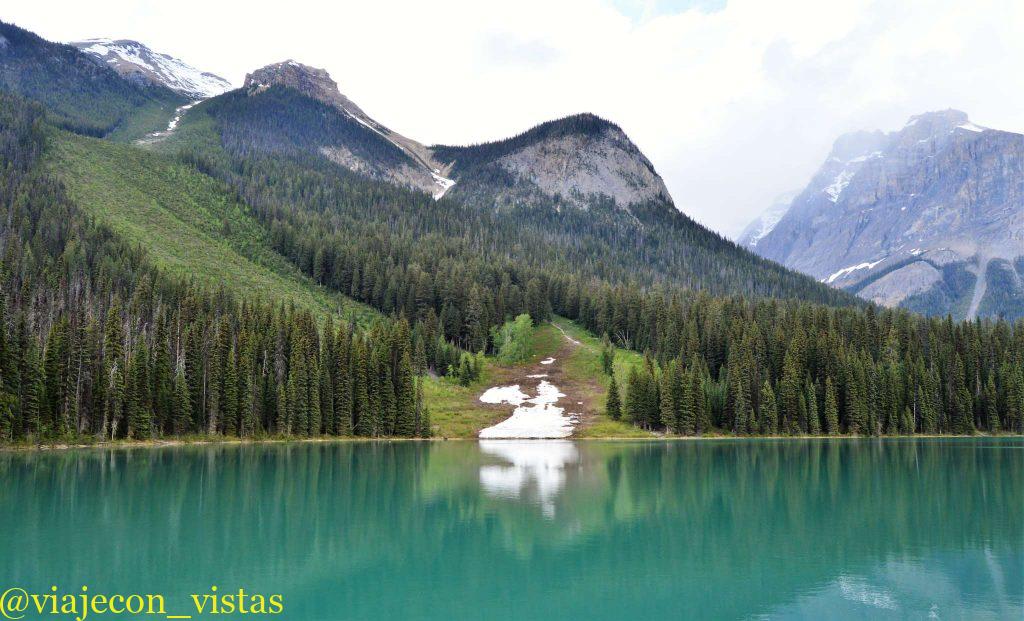 lago en las montañas rocosas de canada