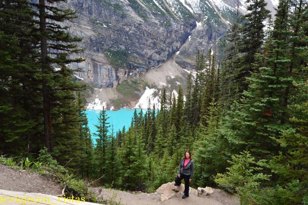 lago entre montañas rocosas canada