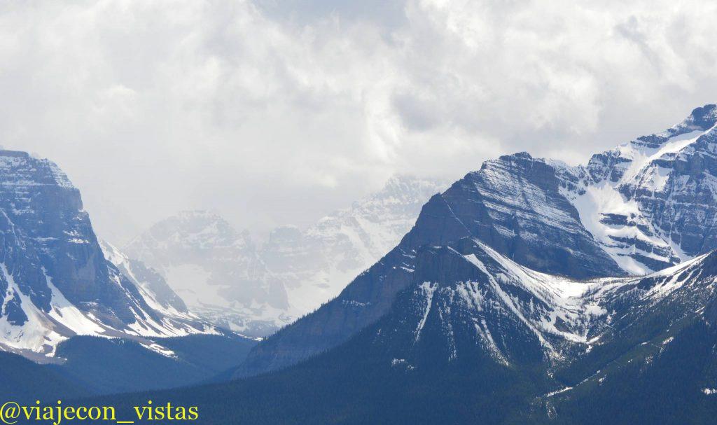 grandes picos de las  montañas rocosas de canada