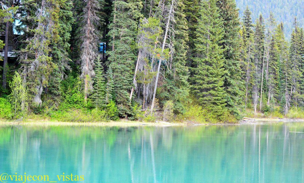 lago de color esmeralda en canada