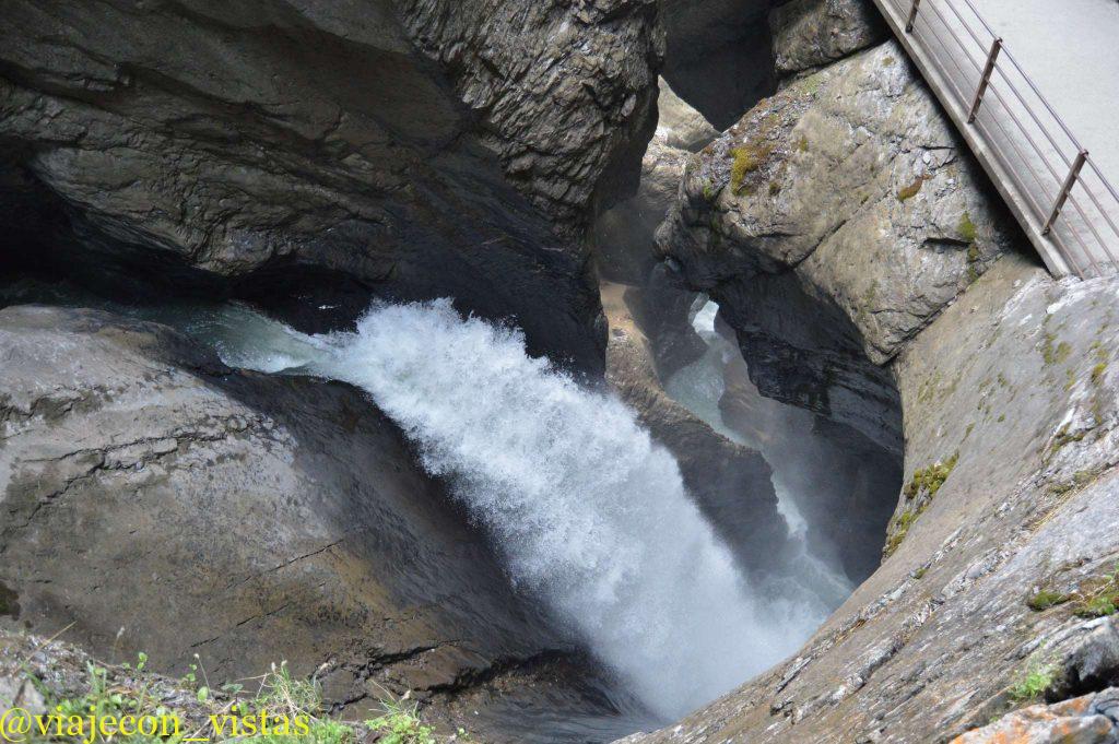 cascada entre roca lauterbrunnen