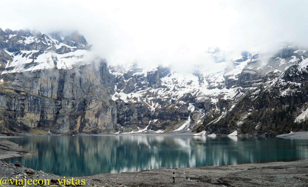 espectacular lago suizo de montaña
