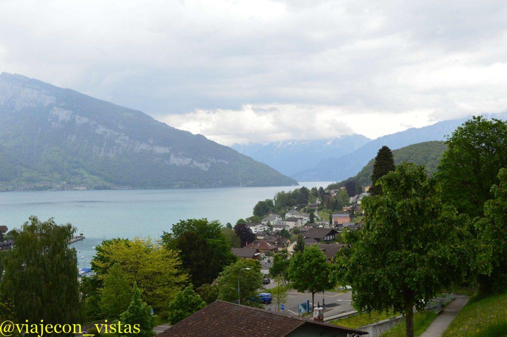 spiez junto al lago