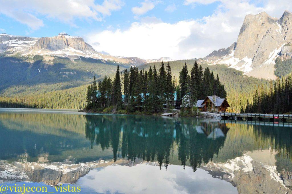 complejo hotelero junto al lago esmeralda canada