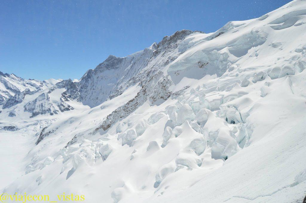 nieve en las montañas suizas