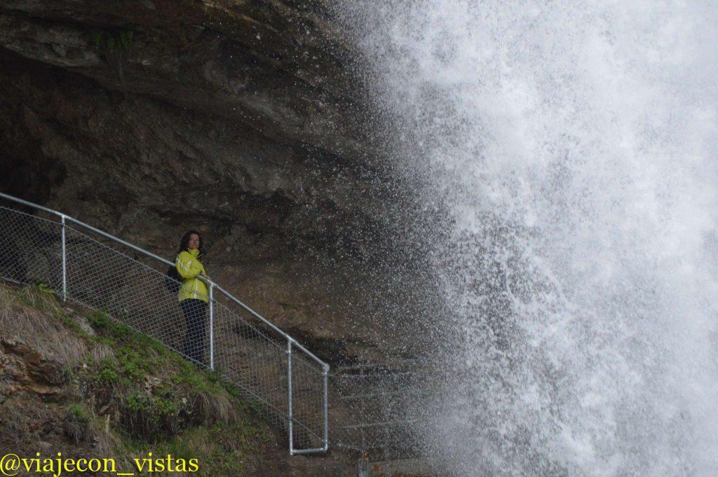 pasarela detras cascada giessbach