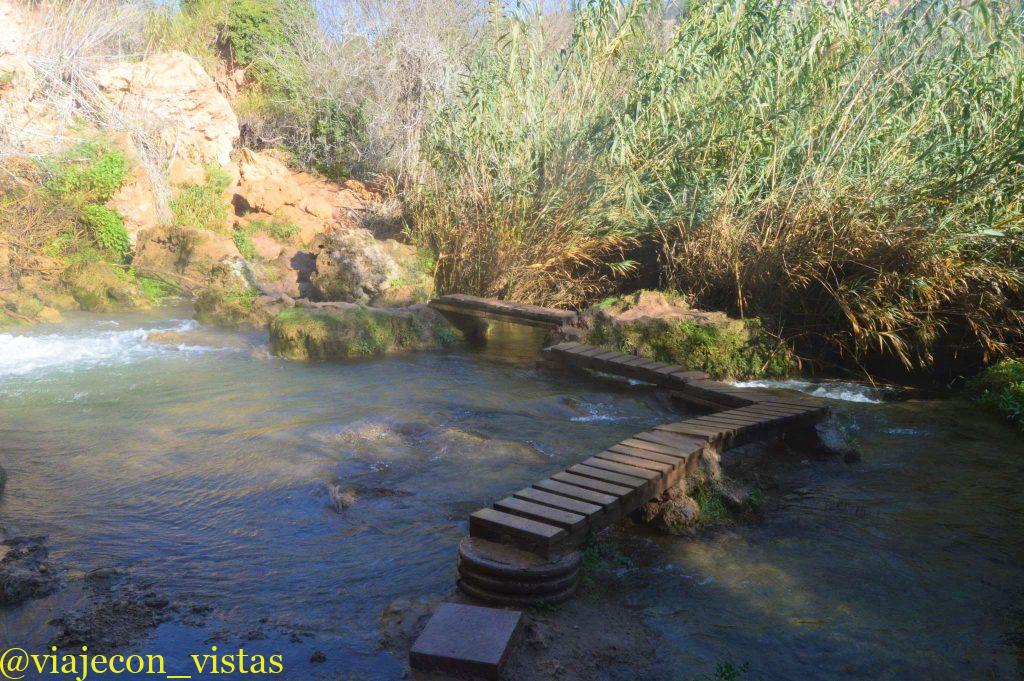 pasarela cruzando la poza