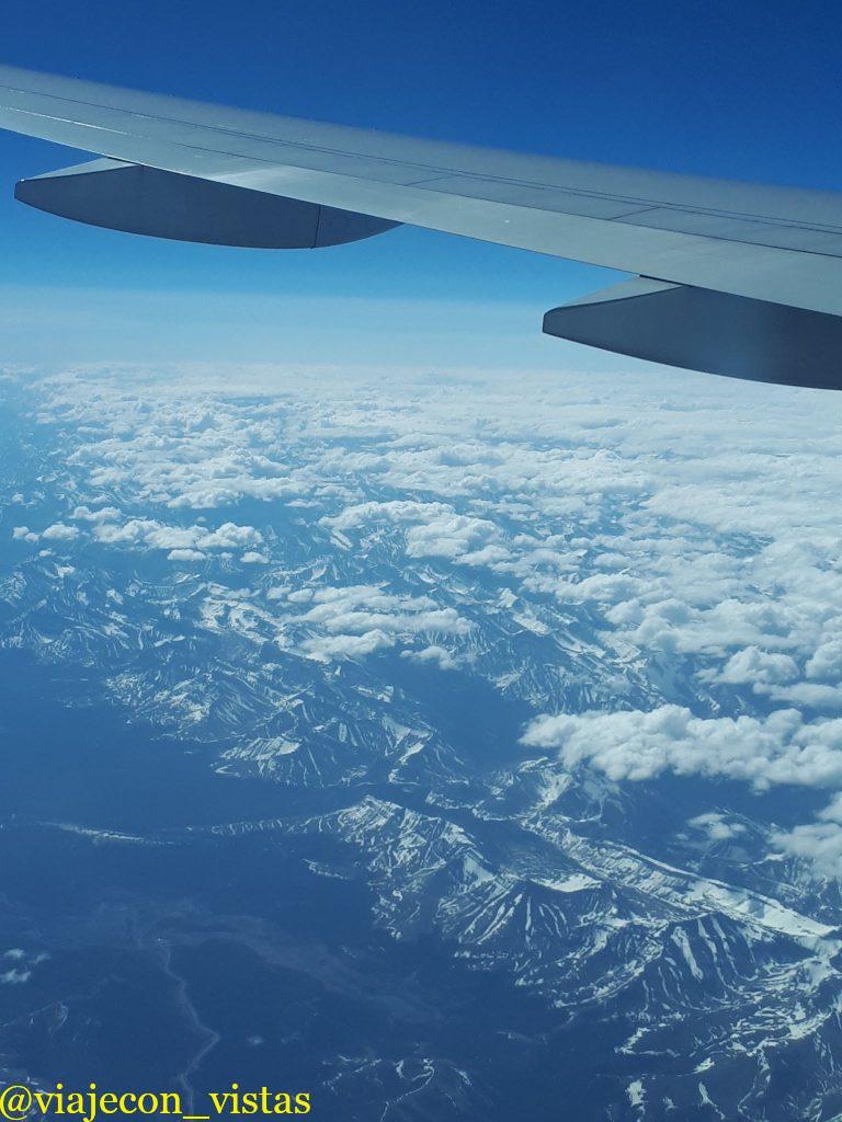 vuelo sobre las rocosas canadienses