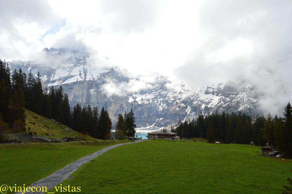 imponente lago suizo