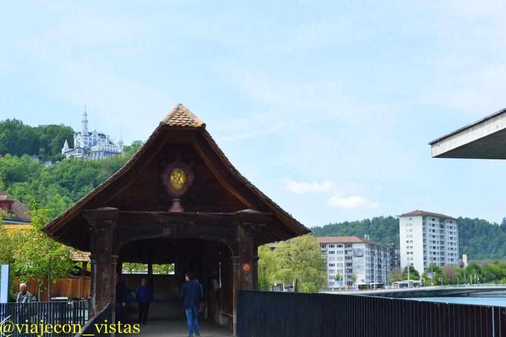 famoso puente lucerna que ver caminando