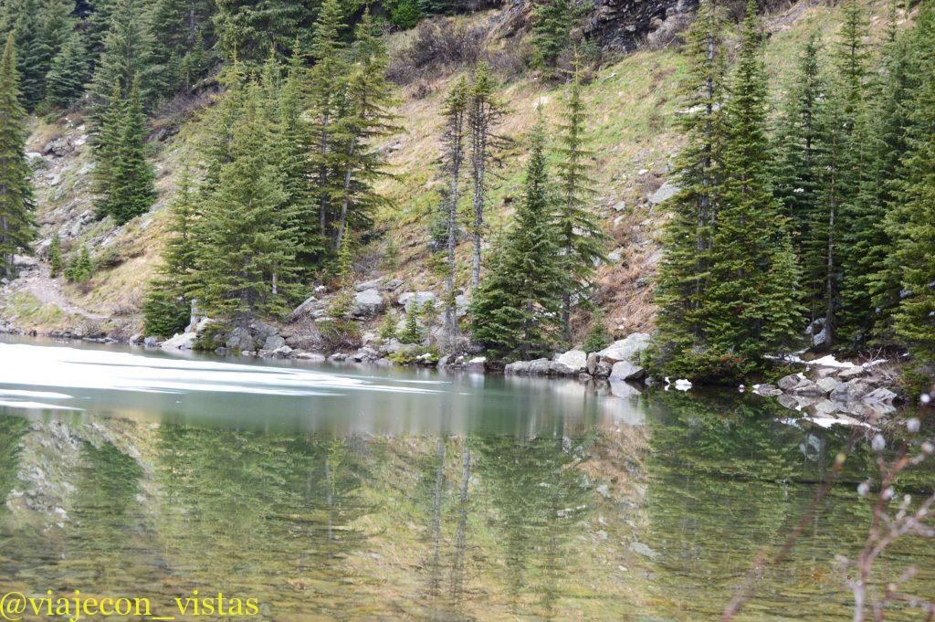 lago helado en las montañas rocosas