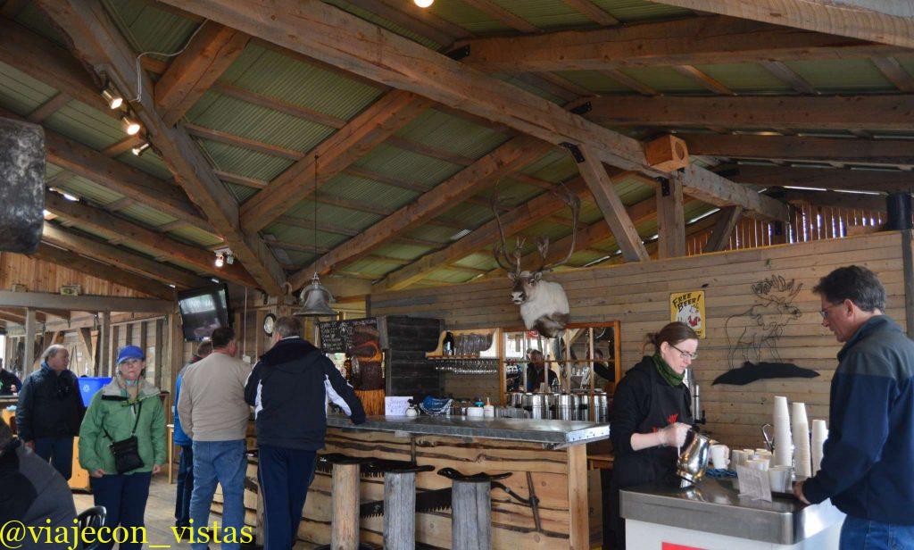 comedor caribou crossing