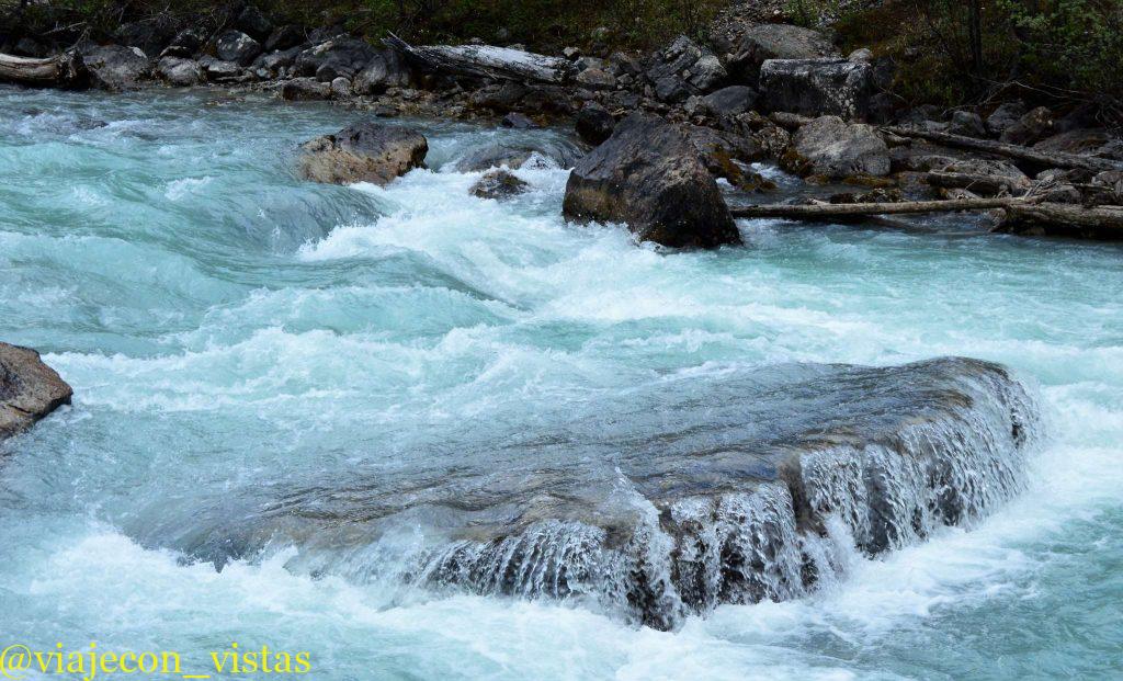 cercano a la cascada takakkawa