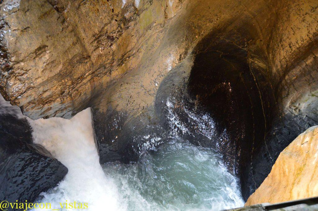 rios naturales a traves de la montaña suiza