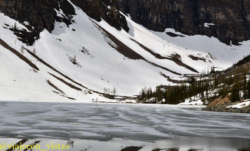lago de alta montaña canada
