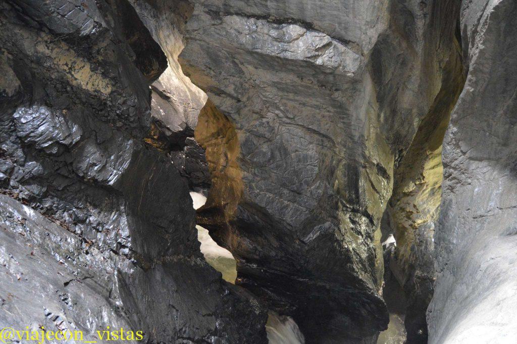 tunel roca trummelbachfalle