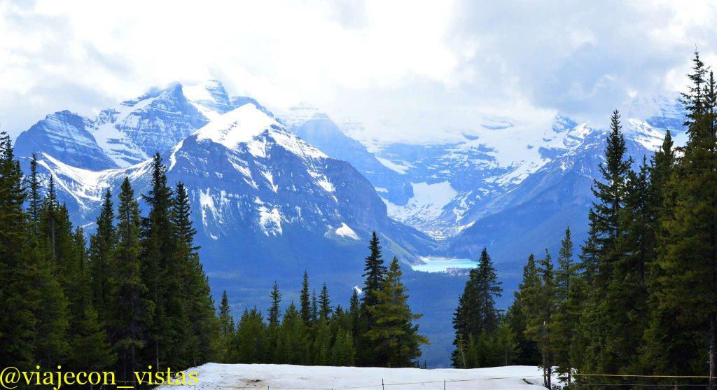 lake louise rodeado de montañas