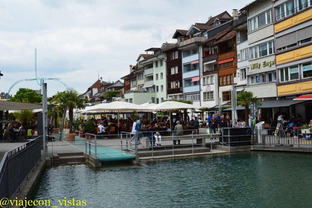 animada zona junto al rio de thun