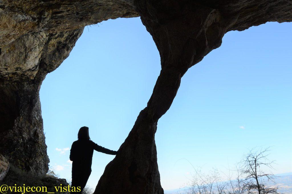 arcos en la cueva de bolumini