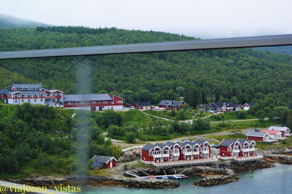 hotel junto a un fiordo en el norte de noruega