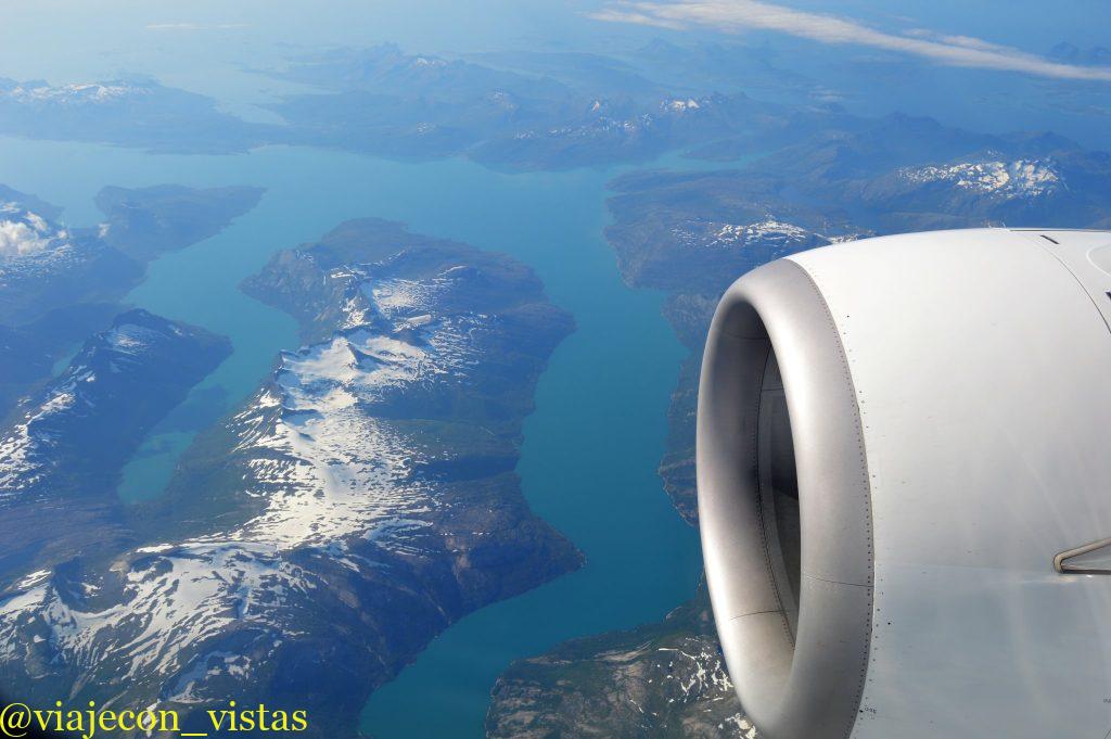 sobrevolando los fiordos del norte de noruega