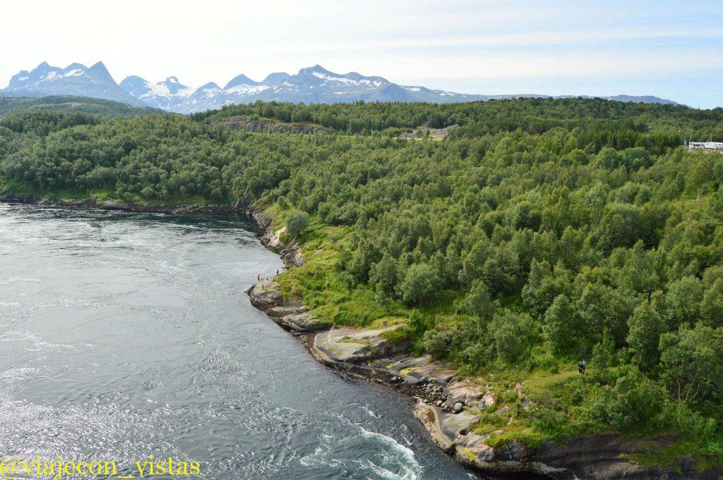 sendero junto a el fiordo paisajes de noruega