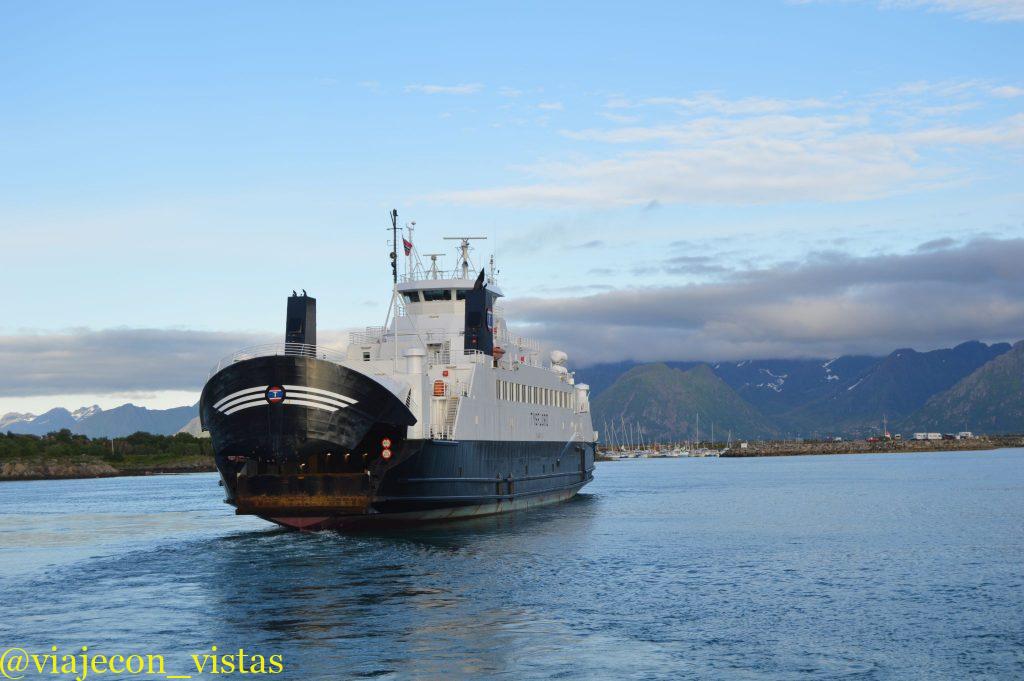 salida del ferry hacia las islas lofoten