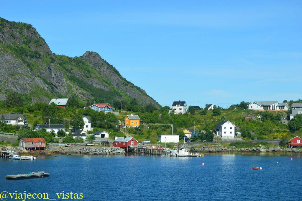 Localidad de Moskenes, salida en ferry