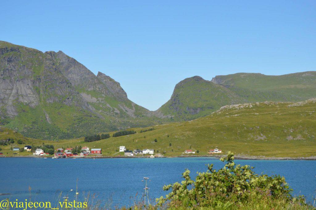 Fredvang, las montañas protegen "la playa de las ballenas"