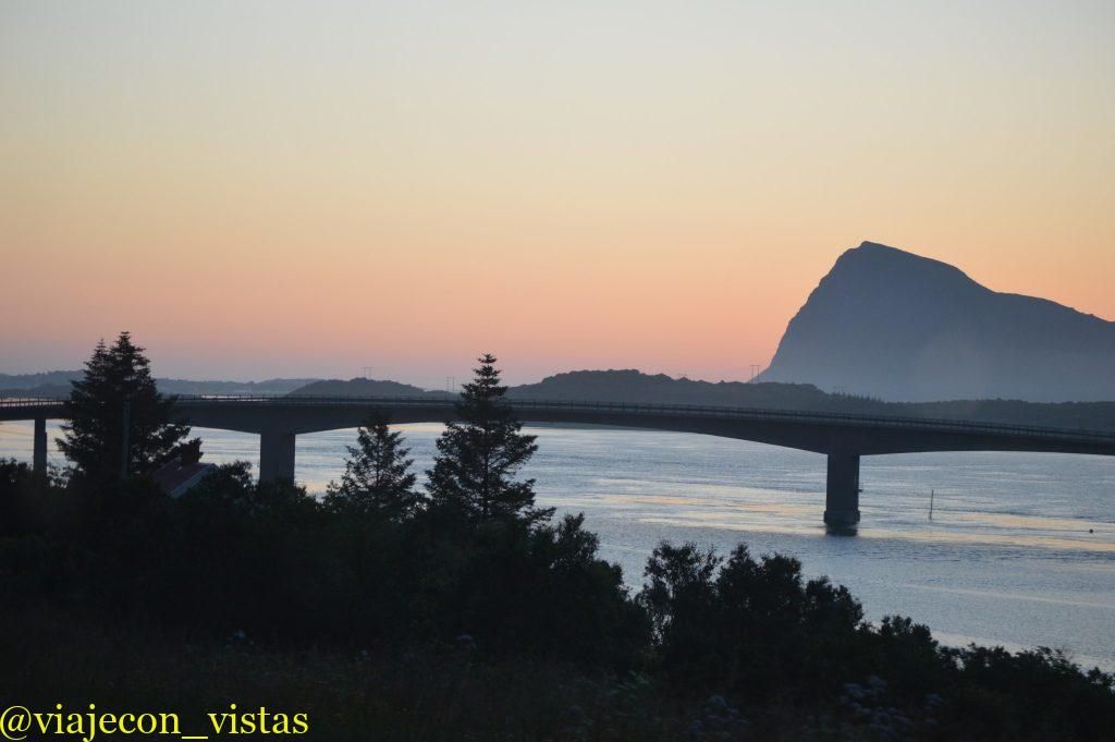 eterna puesta de sol en plena ruta por las islas lofoten