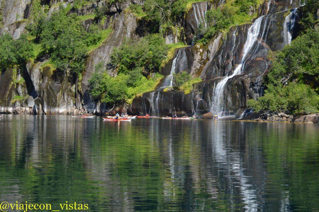 excursion en kayak por las islas lofoten