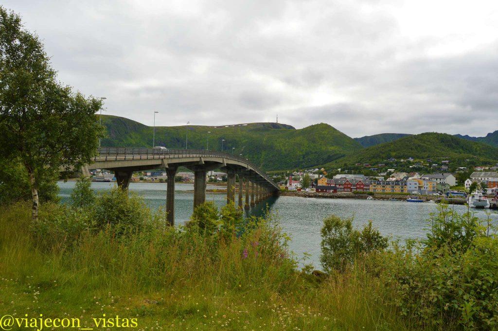 puente que cruza a stokmarknes