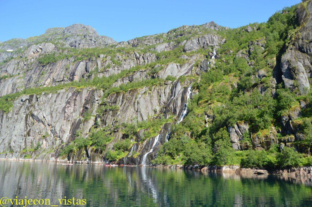 cascada en el fiordo del troll