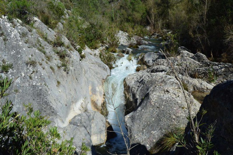el agua a su paso por el barranco de la encantada