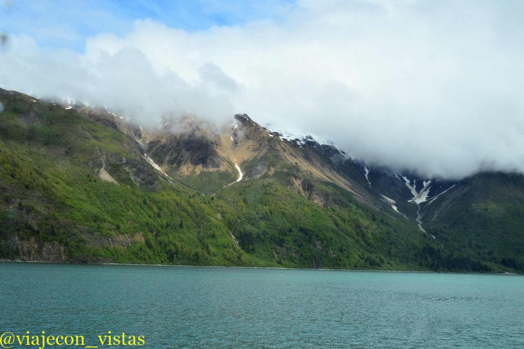 entrando en la bahia para ver glaciares en alaska