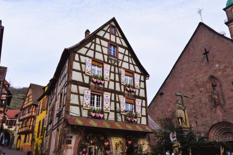 plaza de la iglesia y la santa cruz kaysersberg
