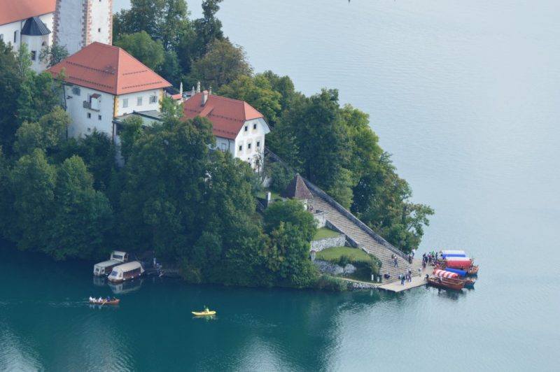 peltna barcas en el lago de bled