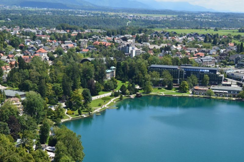 sendero que rodea el lago bled