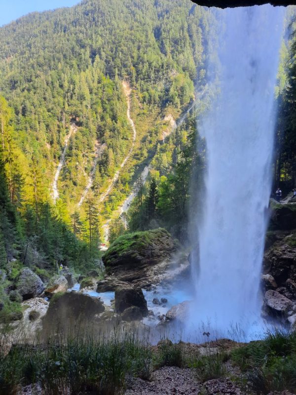 detras de la cascada pericnik