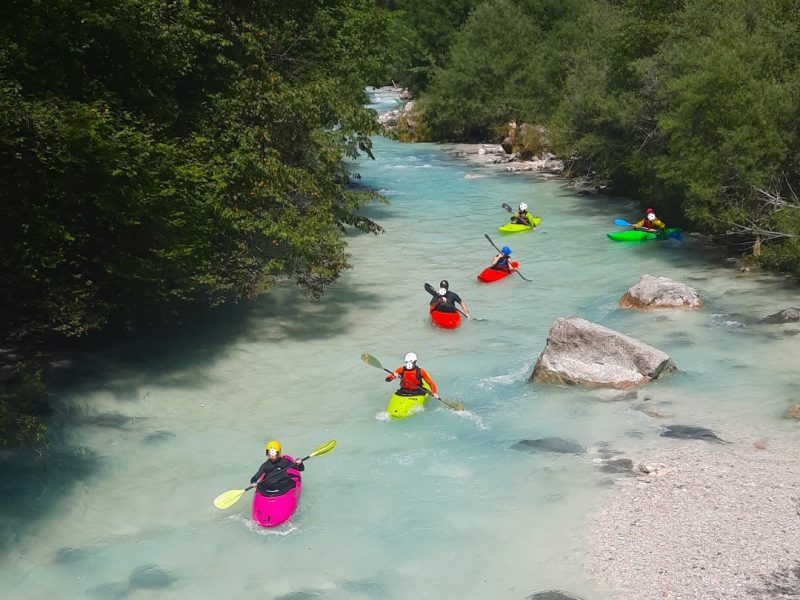 kayak en el rio soca