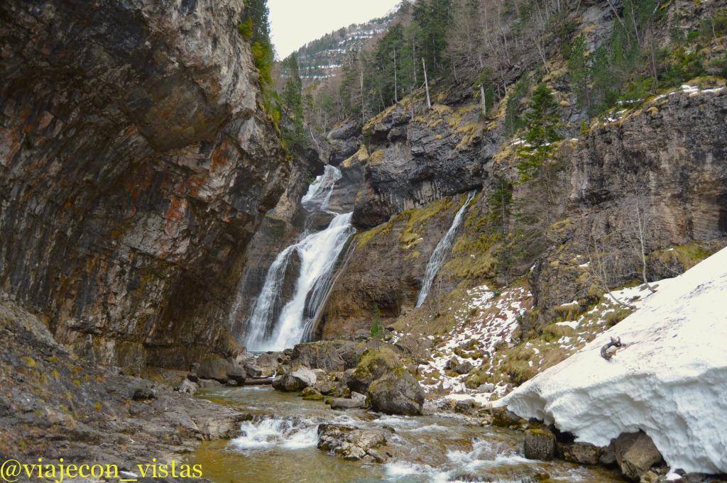 cascada del estrecho valle de ordesa