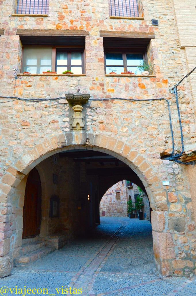 portal de la villa de alquezar
