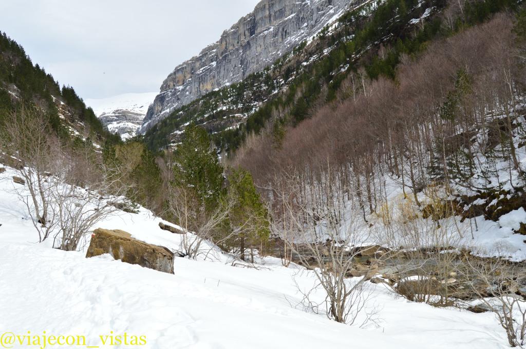 ruta en ordesa cubierta de nieve