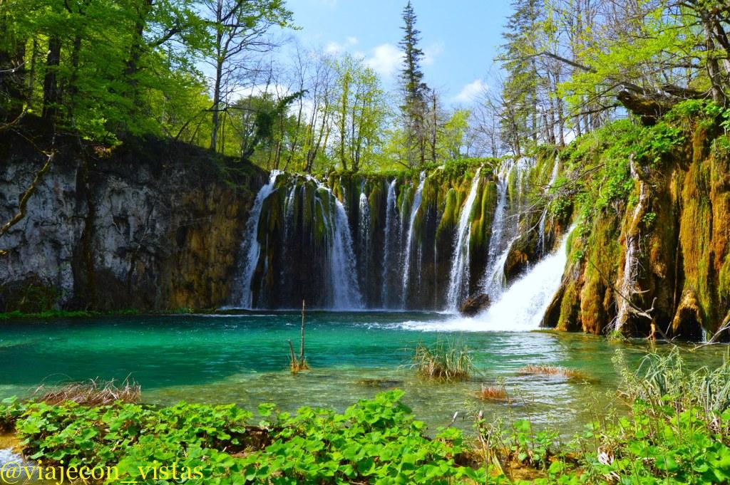 cascadas dentro del parque nacional de los lagos plitvice
